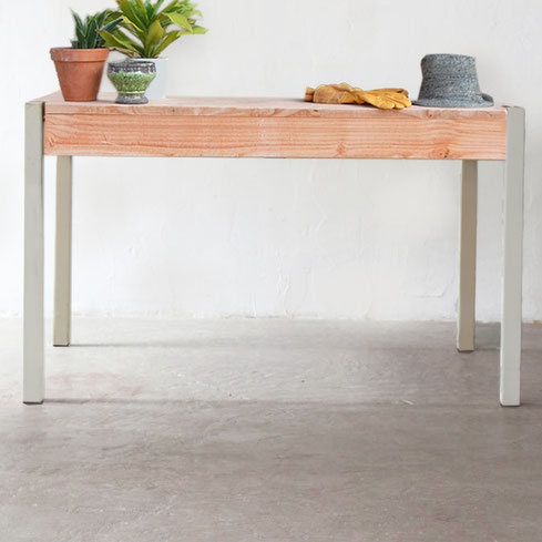 table aux pieds gris