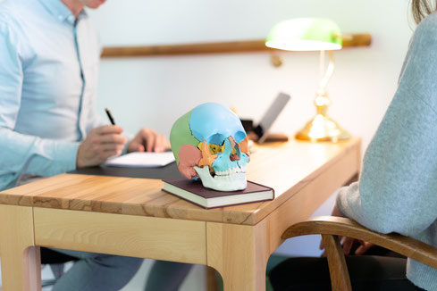 Osteopath Sören Gnoss bei der Anamnese – präzise Erfassung von Beschwerden für eine ganzheitliche Behandlung. Mit fundiertem Fachwissen erstellt er individuelle Therapiepläne, um die Gesundheit und das Wohlbefinden seiner Patienten nachhaltig zu fördern.
