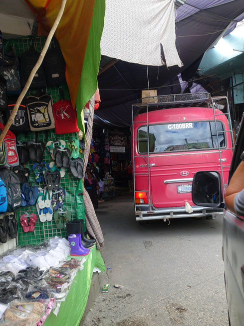 Guatemala, Flores : traversée du marché de Santa Elena en colectivo