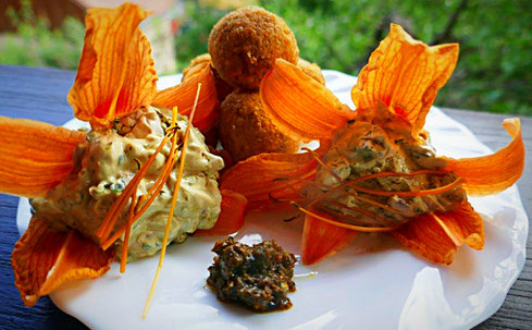 Kräuterquark in Taglilienblüten mit Falafelbällchen und Harissa