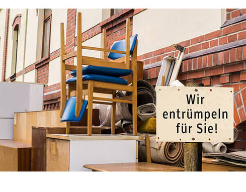 Gegenstände zur Entrümpelung mit Schild "Wir entrümpeln für Sie"