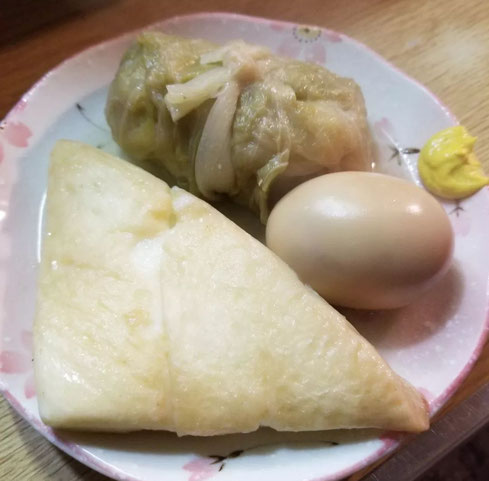 屋台：ともちゃん、料理：おでん(はんぺん、ロールキャベツ、たまご)