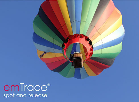 emTrace logo vor dem Hintergrund eines aufsteigenden Heißluftballons: emTrace Emotionscoaching für Hamburg, Wedel und die Elbvororte