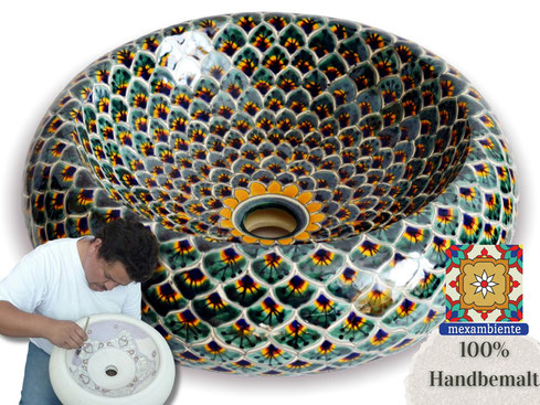 Mexiko-Künstler bemalt ein wunderschönes Waschbecken im Talavera-Stil.