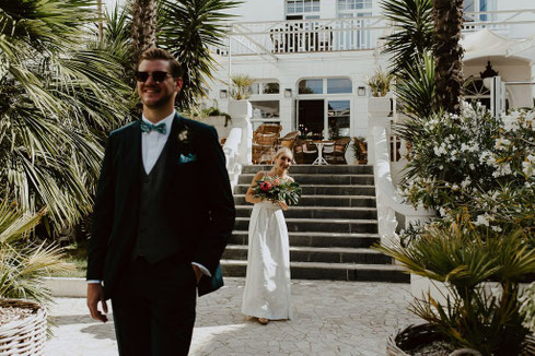 Premier regard des mariés lors d’un mariage tropical chic organisé et décoré par My Daydream Wedding près de La Baule