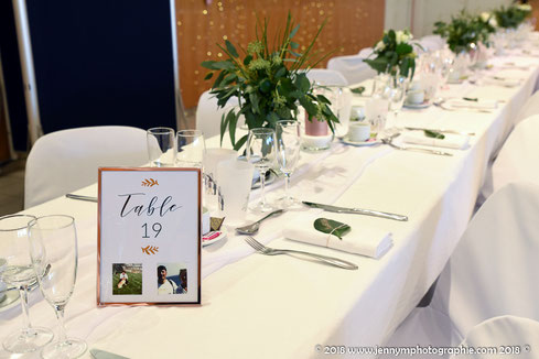 Décoration de table de mariage avec numéro de table personnalisé et centre végétal