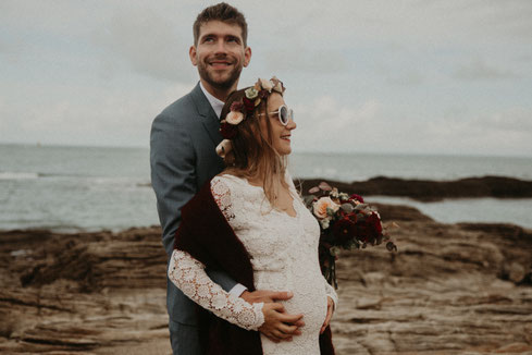 Couple de mariés sur la plage pour une décoration de mariage magique et nordique près de Nantes
