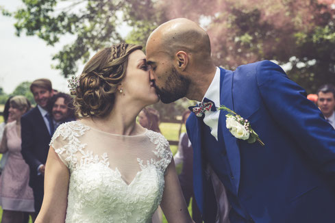 Baiser des mariés lors d’un mariage près de Nantes coordonné par My Daydream Wedding