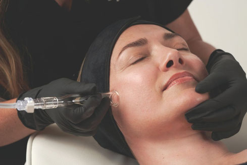 Lymphdrainage zur vorbereitung einer Gesichtsbehandlung im Kosmetikstudio in Köln- Gesichtsbehandlung gegen Rötungen und empfindliche Haut