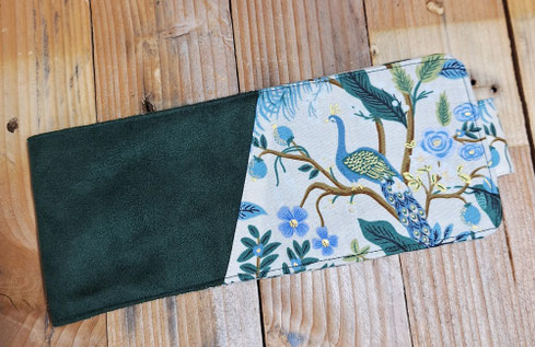 porte-chéquier horizontal femme, souche à gauche suédine vert bouteille, tissu blanc cassé avec des paons, idée cadeau unique et artisanal