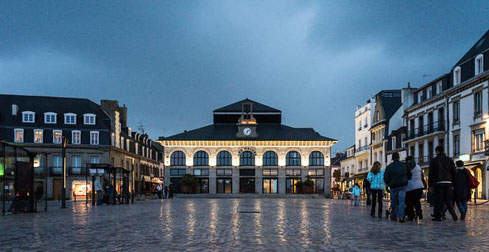 Concarneau et sa place des halles à la tombée de la nuit. Road trip 3 jours