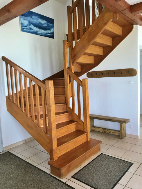 Ferienhaus Ker Armor, Plouhinec, die Treppe ins Obergeschoss. 