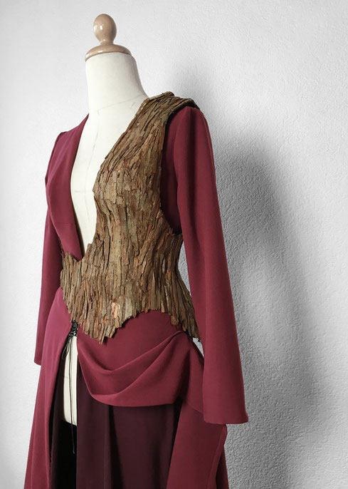 image: nina luca, ninaluca, costume designe, costume designer, cosplayer, swiss cosplayer, schweizer cosplayer, wood corset, elven cosplay, swiss designer, swiss fashion design