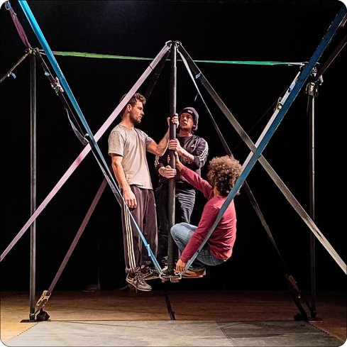 les arnachés, arnachés, collectif tarabiscoté, cirque, acrobatie menottée, tarabiscoté, arts de rue