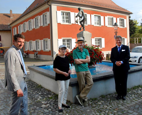 Bürgermeiste Stefan Friedrich stehen mit Sparkassen-Direktor Johann Roth und Kurt Müller sowie Uta Müller um einen Brunnen in Allensbach