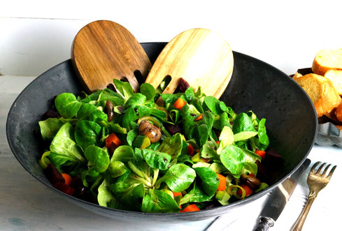 winterlicher Feldsalat mit Wurzelgemüse und Esskastanien, dazu Knoblauchbrot