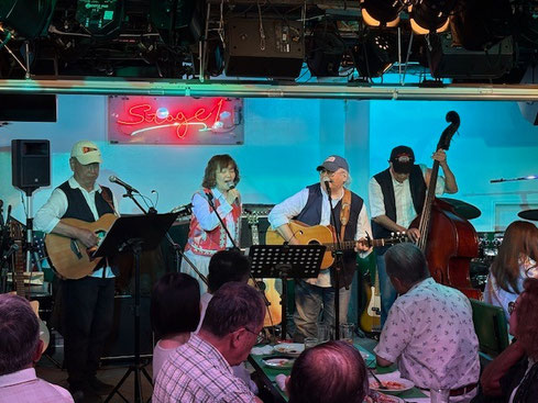 演奏中の「WISH」　左からNoppe,、ノン子、カズ、たけし