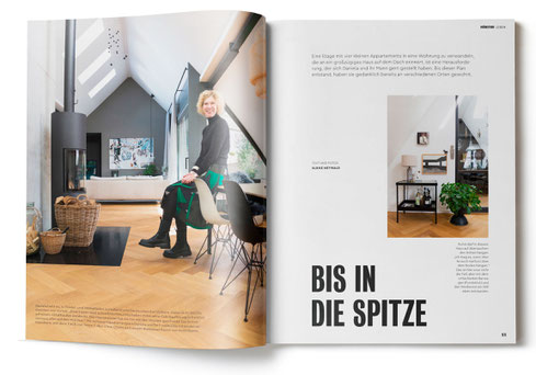 Doppelseite Münster Magazin. Zwei Bilder: Daniela lehnt am Tisch, Blick am Ofen vorbei bis ins Wohnzimmer. 2. Nische neben dem Durchgang zur Küche