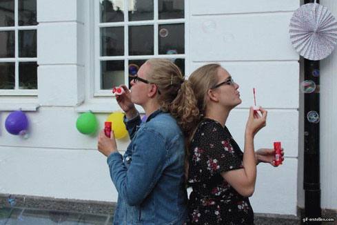 Stephanie und Maria beim Semesterabschlussfest am Newman-Institut