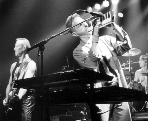 Die Band The Hooters mit einer Melodica live beim "Trochtelfinger Festival". Ein Kapitel im Buch "Freak-Sounds" ist der Erfolgsgeschichte des Instruments der Firma Hohner in der Reggae- und Popszene gewidmet. Foto: Butte Geschwender