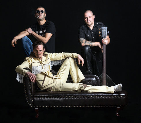 The Jancee Pornick Casino gratuliert dem Aulendorfer "Irreal" zum 20jährigen Bestehen. Das Garage-Rock'n'Roll-Trio wird am 5. September in der kultigen Eckkneipe mit Liveprogramm auftreten. Foto: Promo  