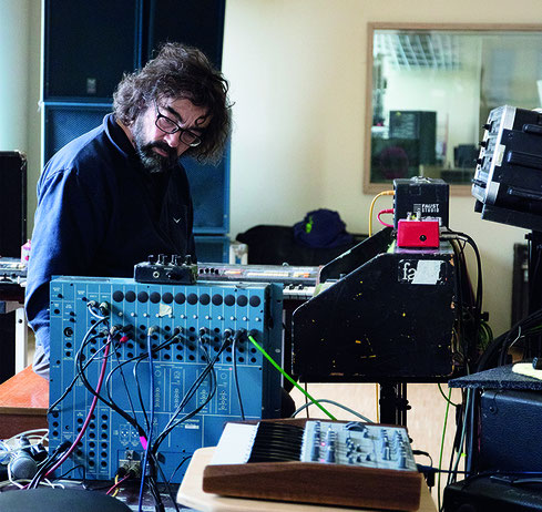 Heimspiel: Hans Joachim Irmler, Studiobetreiber, Produzent und Keyboarder der Rockband Faust, gibt am Samstag ein Solokonzert in seinem Tonstudio in Scheer. Foto: Promo