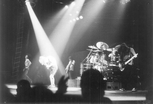 Die Band AC/DC am 28. November 1979 live in der Ravensburger Oberschwabenhalle - noch mit Shouter Bon Scott. Er ist knapp drei Monate nach dem Gig verstorben. Foto: Miche Hepp