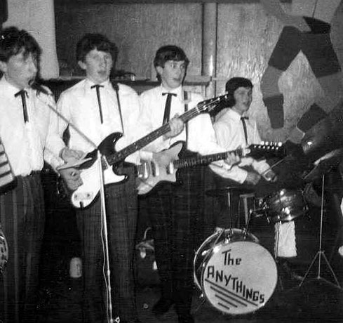 Von Weihnachten 1964 bis Anfang 1966 wurde im Proberaum ein Repertoire erarbeitet, dann ging es los! The Anythings bei ihrem ersten offiziellen Konzert im Februar 1966 im heute nicht mehr existierenden Ennetacher "Löwen".