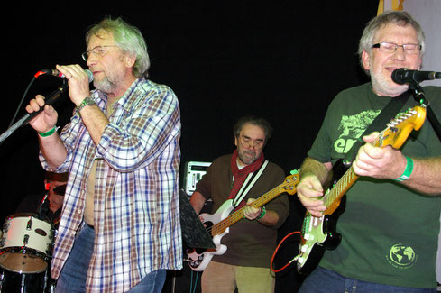 Edi (links) und Harald Rapp live beim "Mengener Rockgipfel" im Jahr 2011. Im Hintergrund Bassist Rolf "Käsu" Zaicescu, eine oberschwäbische Szene-Legende durch sein Biberacher Musikfachgeschäft "Sound Circus". Foto: Miche Hepp   