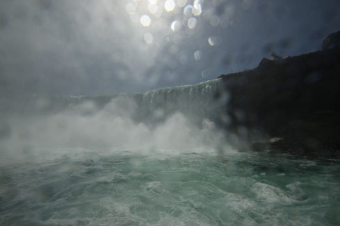 Blick von der Fähre „Maids of the Mist“ auf die Horseshoe Falls