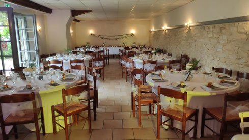 Salle de réception du mas Le Petit Nizon pour mariage et événements près d'Avignon dans le Gard et Vaucluse