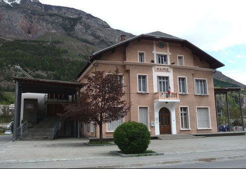 Façade de la mairie et auvent d'entrée du Foyer Culturel