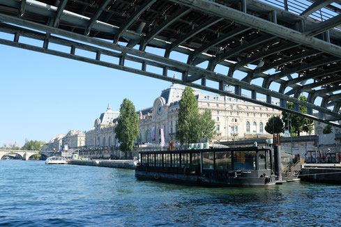 Das Musée d'Orsay von der Seine aus gesehen.