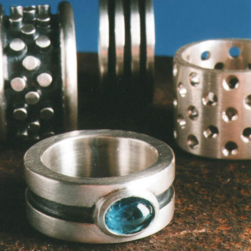 Massiven Silber Ringe mit geradlinigen Rillen und geschwärzten geometrischen Mustern. 