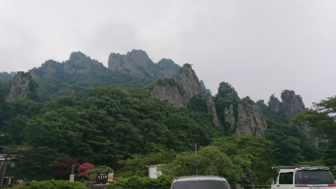 目の前に迫力満点の岩山