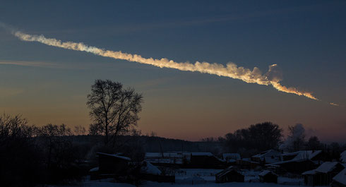 Rauchspur des Meteors von Tscheljabinsk (15.02.2013) bei Jekaterinburg, ca. 200 km von Tscheljabinsk entfernt (flickr,  Alex Alishevskikh "Meteor trace")