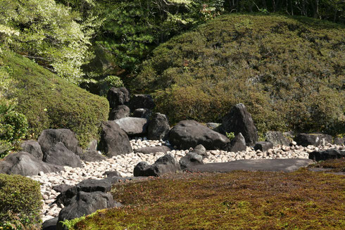 鶴を模した石と亀を模した築山