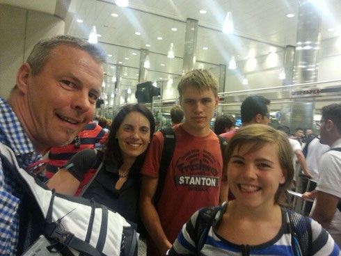 in la angekommen und warten auf die passkontolle