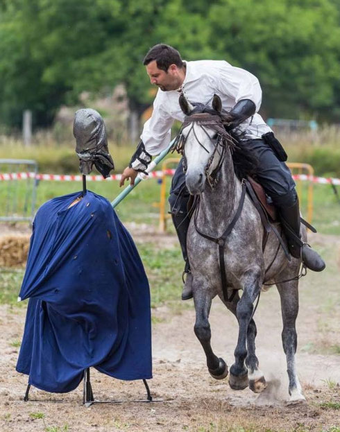 Le cavalier au galop doit transpercer le mannequin à l'aide de sa lance, ou encore envoyer sa tête le plus loin possible avec une masse d'arme.