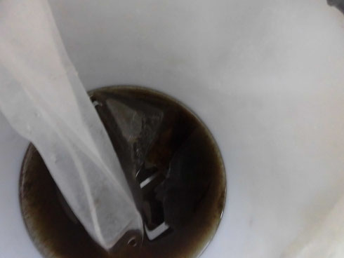 洗剤洗浄後の汚水、その後すすぎ洗いをしっかりとおこないます。