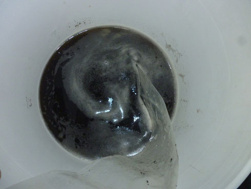 洗剤洗浄後の汚水。タバコを吸われているので真っ黒です。