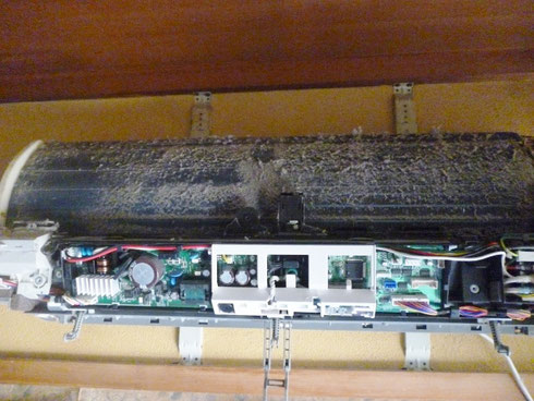お掃除ユニット機械を外すとアルミフィンにまで汚れが突き抜けていました