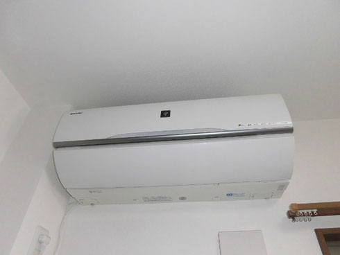 左側が壁に近く断られたお掃除機能付きエアコンクリーニング