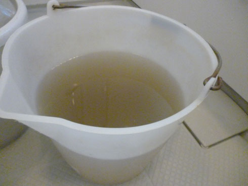 エアコン洗浄後の汚水の一部です。