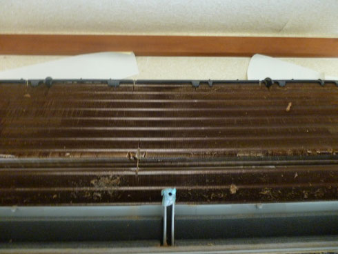 タバコを吸われる場合ヤニで熱交換器は茶色くなっています