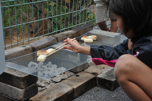 火起こしの後は、もち焼きも体験しました