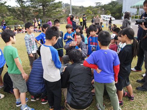 日本宇宙少年団名護分団のロケット打ち上げ式も大勢の方が見守る中、打上成功!運動広場には拍手が鳴り響きました