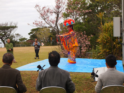 沖縄美ら島財団の芸能部による「かぎやで風」「四つ竹」で厳かに幕開け