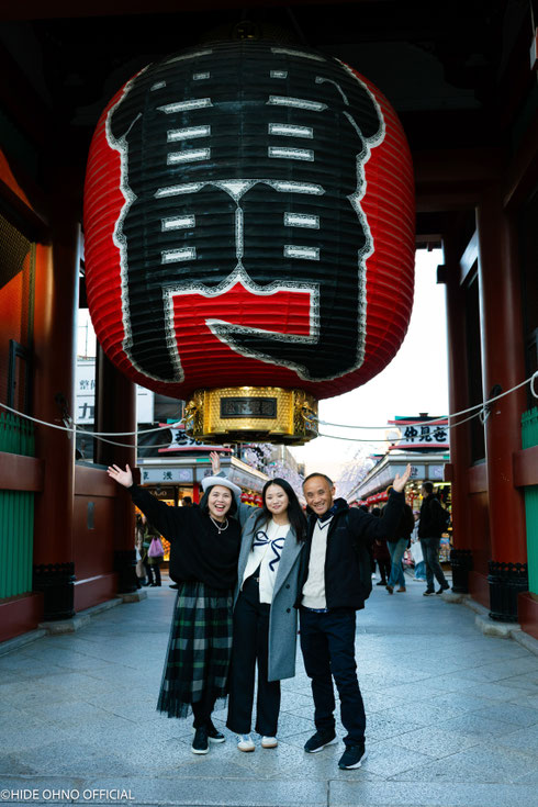 Asakusa Kaminarimon photo with family tourists in Tokyo