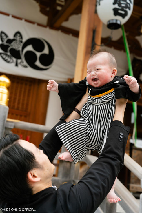 水天宮でのお宮参りをする赤ちゃんとご家族の写真